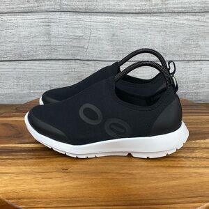 NEW OOFOS OOmg Sport Slip On Sneaker Black White Recovery Shoe Women’s Size 8